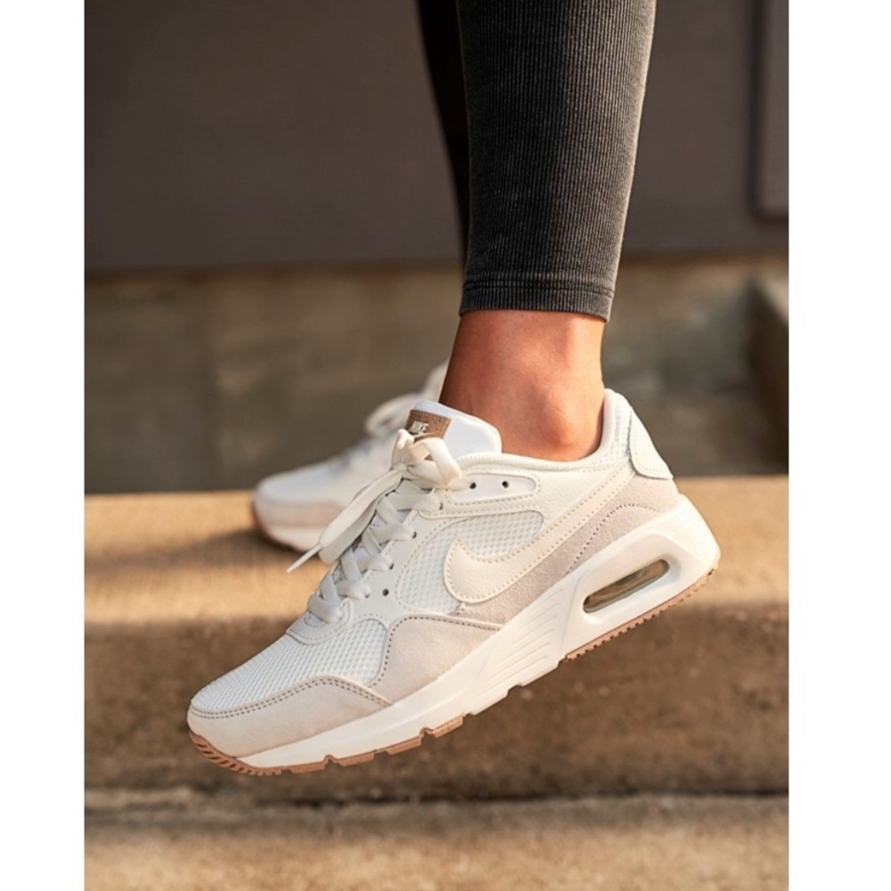 Nike White Air Max Sneakers Sleek Design
